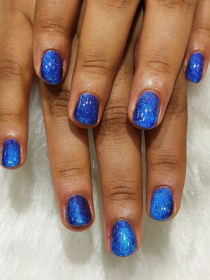 Feeling the blues in the best way possible. This is a vibrant blue cat-eye gel polish that creates a stunning, galaxy-like shimmer on the nails.