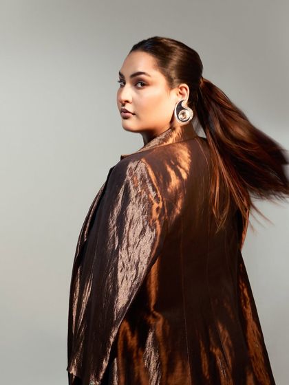 Glam that matched the grandeur. This radiant and effortless look was created for Sakshi Sindwani for an iconic Manish Malhotra soirée.