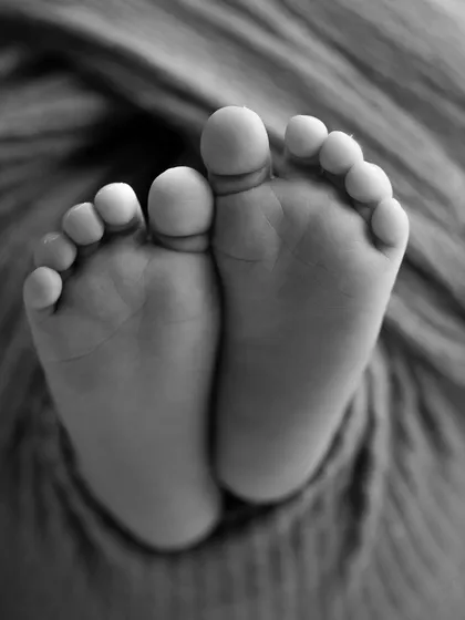 As an Amma myself, I know how quickly these tiny details change. I always make sure to capture close-ups of your kulanthai's tiny feet, a precious reminder of just how small they once were.