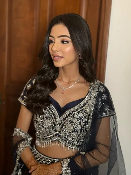 Another angle of this simple yet stunning look, showing how the hair naturally frames the face.