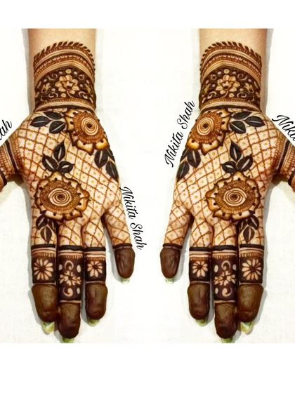 Modern, Floral & Minimalist Mehendi photo 15