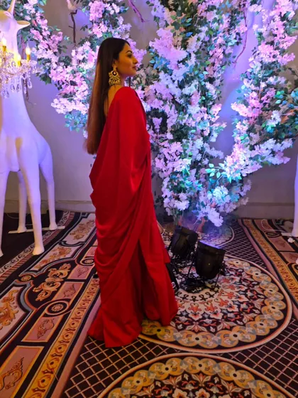 The silhouette of this red outfit against the beautiful floral decor. I always look for picture-perfect spots at the venue before my event begins.