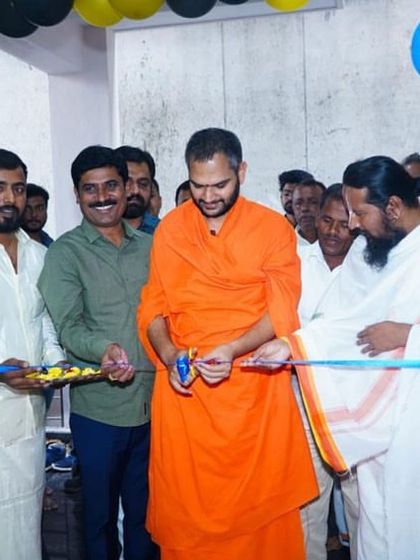 A proud moment for our team at the inauguration of our new interior experience center in Rajarajeshwari Nagar. We thank Sri Sri Sri Dr. Nanjavadhutha Swamiji for gracing the occasion.