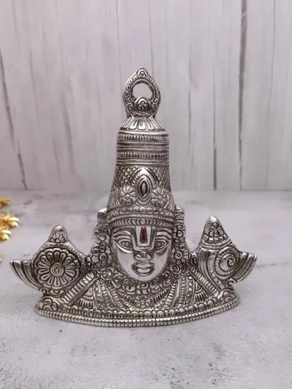 Yeh usi Balaji wall hanger ka silver finish version hai. Iska design bahut hi traditional hai aur yeh ek shubh return gift bhi ho sakta hai.