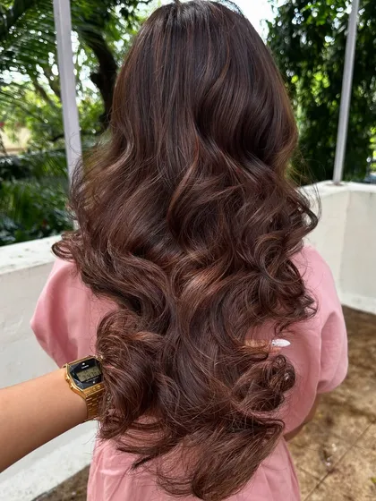All the way from Nepal for a haircut and highlight refresh. This is a perfect example of a glow-up. I added warmth and brightness back into her hair, creating a seamless blend from roots to ends.