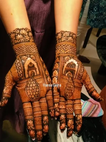 For bridesmaids and guests who love clean layouts with beautiful details. This design proves that you don't need full coverage to make a statement, blending architectural elements on the back with intricate gridwork on the front.