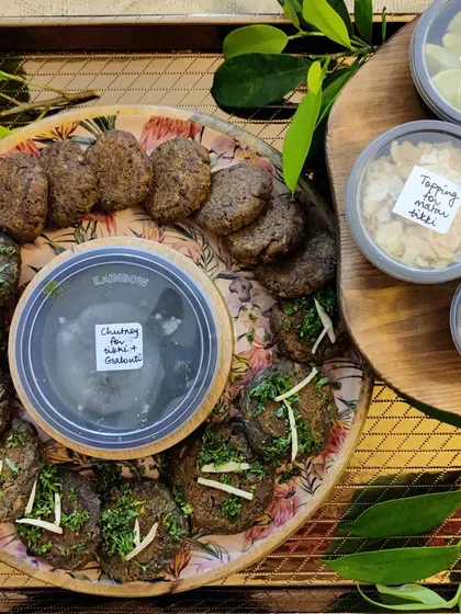 Our Gourmet Kebab Platter is an ideal starter for any meal. This platter features our soft Galouti kebabs and Matar tikkis, served with fresh chutney and toppings for a complete appetizer experience.
