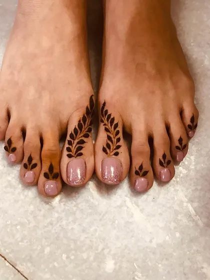For a touch of elegance, this minimalist foot design features delicate leafy vines on the toes. It's simple, modern, and very chic.