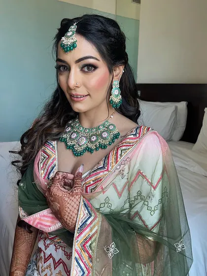 I couldn't keep my eyes off her. This Mehendi look was all about soft, dewy, natural makeup that made her features glow.