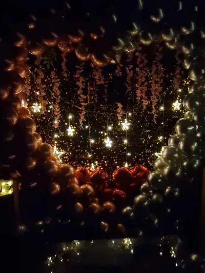 For romantic celebrations, I can create a truly magical atmosphere. This heart-shaped balloon arch, combined with star and fairy lights, makes the perfect setting for an anniversary, a proposal, or a special date night.