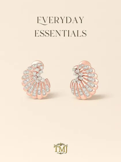 Workday, weekend, weddings, one pair does it all. These shell-inspired everyday essential earrings are crafted in rose gold and pavé-set diamonds, offering versatile and effortless elegance.