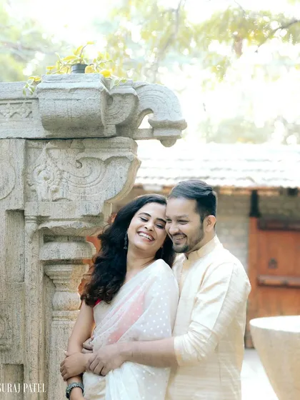 A joyful, laughing embrace. This photo captures the pure happiness of a couple, framed by the venue's beautiful stone architecture.