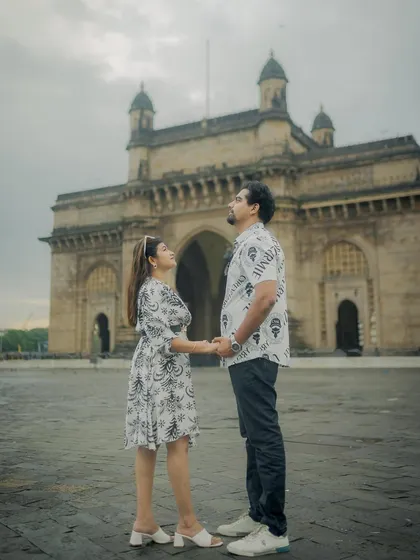 Against the iconic Gateway of India, this shot captures the spirit of a Mumbai love story. I use the city's energy and landmarks to create dynamic and memorable urban pre-wedding photos.