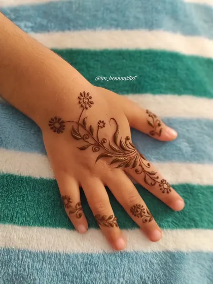 When you're a mehendi artist and also a "fufu" to a cute niece, you get to do fun little designs like this. So simple and sweet.