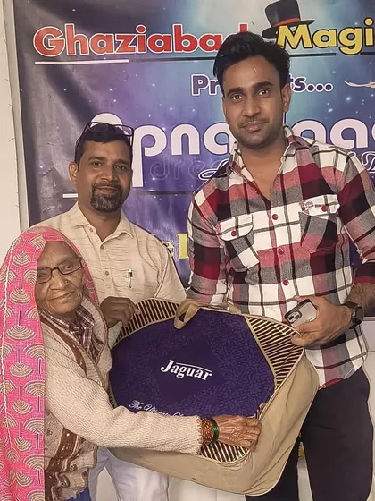 A moment of appreciation during a Ghaziabad Magic Club event. I believe in celebrating the achievements of every member of our community, from seasoned pros to newcomers.