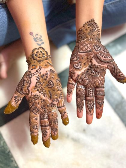 From basic to bold, this design shows a beautiful contrast. One hand has a delicate floral pattern while the other features a fuller, more traditional design.