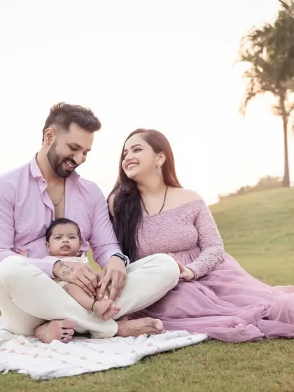A perfect family picnic moment, filled with laughter and love. We help you find beautiful, natural settings for your family photos where you can relax and connect.