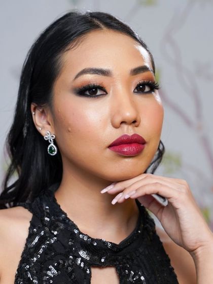 From this angle, you can appreciate how the lashes add dimension to the face. They enhance the eye shape and provide a beautiful lift, contributing to a polished and sophisticated final look.