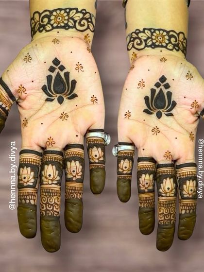 Elegant Back Hand & Minimalist Art photo 3