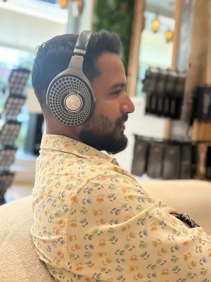 A customer trying out the Focal Bathys headphones. Their comfortable fit and excellent noise isolation allow you to get completely lost in your music.
