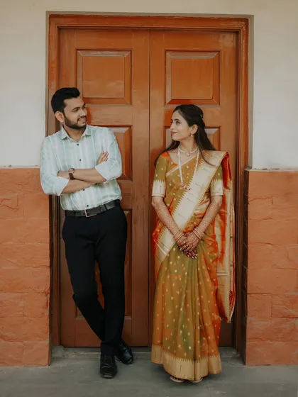 A classic pose with a modern feel. Umesh and Janhavi share a knowing glance in their beautiful traditional and semi-formal outfits.