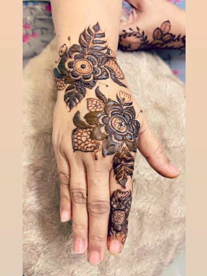 This bold floral design is a great example of modern henna art. The shading inside the flowers gives them a three-dimensional feel.