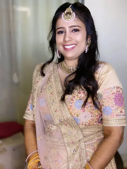 My engagement stunner. For this look, I used soft, neutral tones on the eyes and a pop of color from her pink maang tikka and earrings.