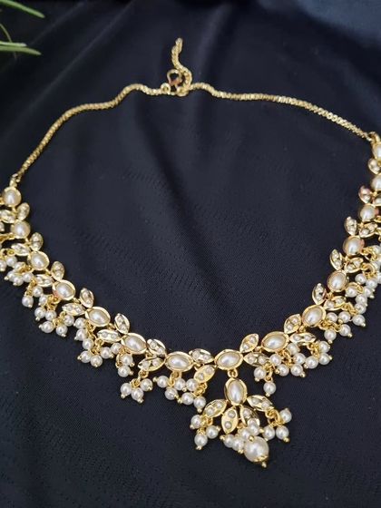 A detailed shot of the 'तारा' (Tara) necklace. Its fine craftsmanship makes it an ideal choice for daytime events or for those who prefer subtle traditional jewellery.