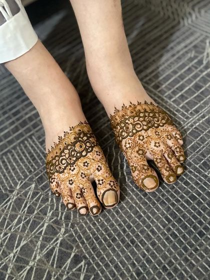 Both feet with the matching simple design.