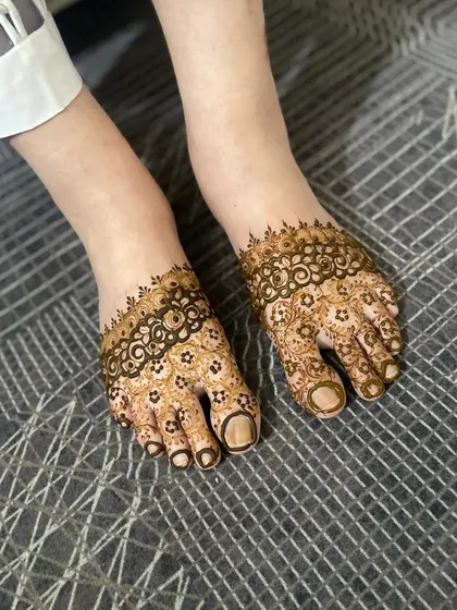 Both feet with the matching simple design.