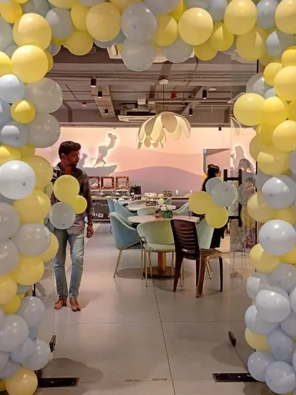 A welcoming balloon arch in yellow and blue for a Minions-themed party. This arch sets a fun and playful tone right at the entrance, letting guests know they're in for a good time.