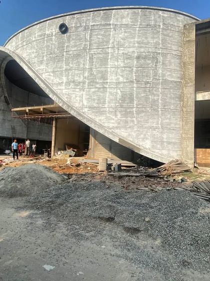 The house in Haryana is an example of liquid architecture. The entire structure is defined by seamlessly flowing folds of concrete, creating a dynamic volume that appears to be in motion.