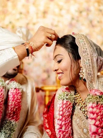 The sacred sindoor moment. For her ivory lehenga, we chose a fresh, radiant soft glam look that felt rooted in tradition, creating a beautiful glow in every frame. 🪞