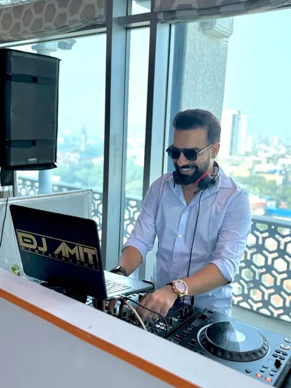 The wedding season is officially here. Here I am, set up and ready to get the party started with a city view.
