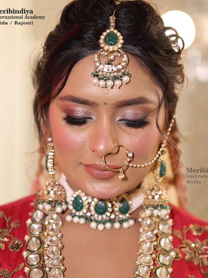 This pose is perfect for showcasing the intricate eyeshadow blending. You'll learn to create smooth gradients and impactful color combinations.