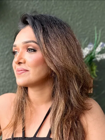 A beautiful, sun-kissed glow with no filter needed. This is the result of careful technique and high-quality products, creating a look that is naturally radiant.