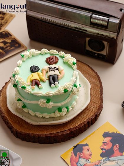 For Father's Day, we created this special pineapple bento cake. It features a heartwarming fondant topper of a father and child, capturing the special bond and making it a classic, sentimental treat for Dad.