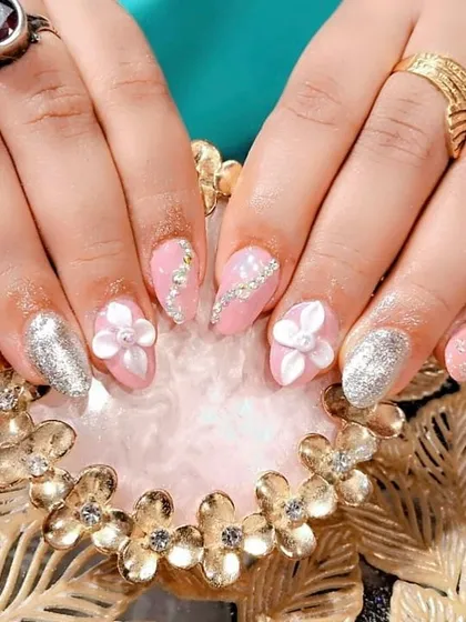A pretty pink and silver set. This design uses 3D white flowers, full silver glitter accent nails, and delicate rhinestone details for a feminine and glamorous style.