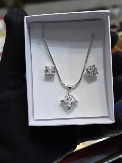 This solitaire-style silver pendant set is a classic choice. It's made with high-quality stones that have a brilliant shine.