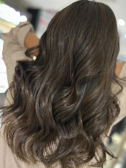 A first-time hair color using a no-bleach, three-tone highlight blend. This technique adds dimension and shine while keeping the hair in amazing condition.