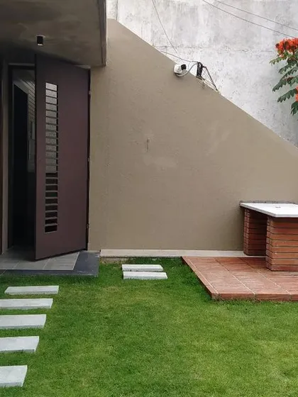 I focus on creating a seamless connection between indoor and outdoor living. This simple yet elegant terrace garden features a built-in brick bench and natural lawn, providing a private green space for relaxation.