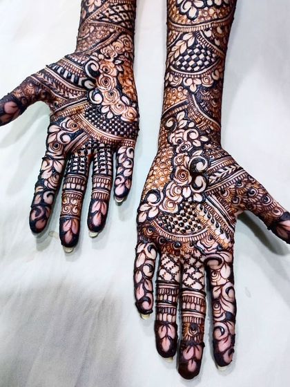Intricate Bridal Henna photo 24