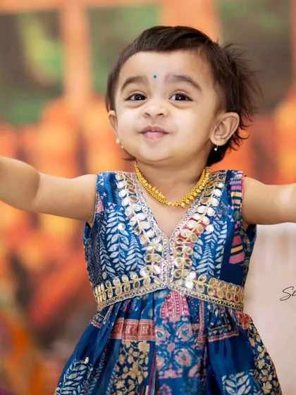 Look at this adorable dancer ready for Garba. Festive photoshoots are so much fun, and I love capturing the vibrant colors and happy spirit of celebrations like Navratri.