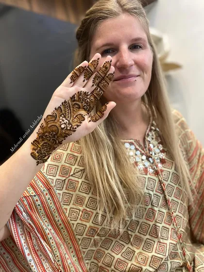 An Arabic belt design for a happy international client. This style is elegant and modern, perfect for someone trying mehendi for the first time.