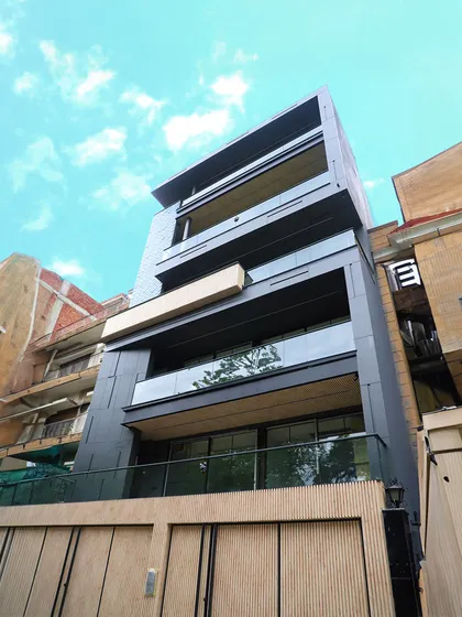 This residence showcases refined aesthetics brought to life by signature facade products. The design features MetaShingles with a patina finish, creating a dynamic interplay of light and shadow.