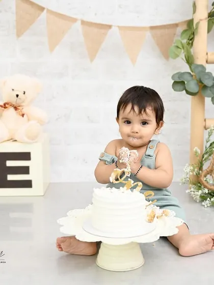 A moment of quiet enjoyment during a fun-filled cake smash. Even amidst the excitement, there are sweet, calm moments that make for beautiful portraits.