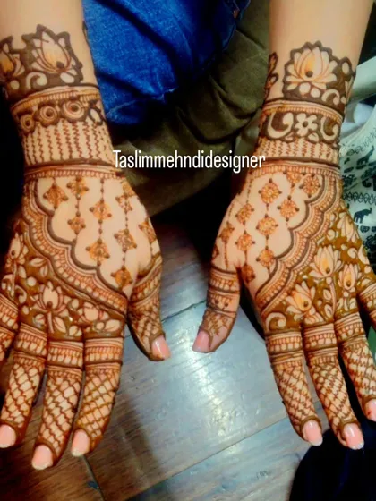 An elegant back-hand design with a focus on jaali (net) patterns and lotus motifs. The clean lines and symmetrical layout make it a sophisticated choice.