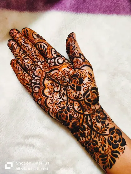 A clear and bright photo of this intricate single-hand design.