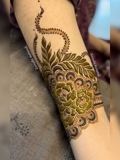 Another shot of Ameena's Pakistani bridal henna, highlighting the rich color of the natural paste.