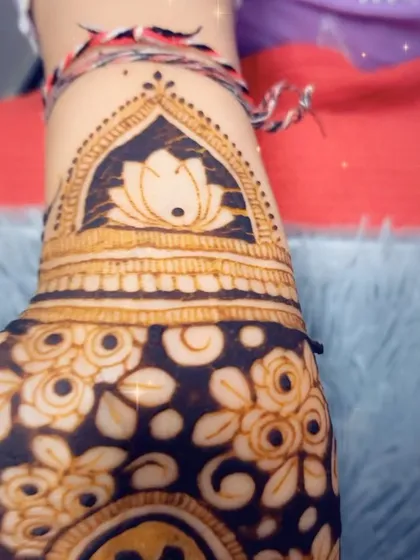 A simple and beautiful lotus motif for a Diwali celebration. It’s perfect for adding a touch of festive spirit.